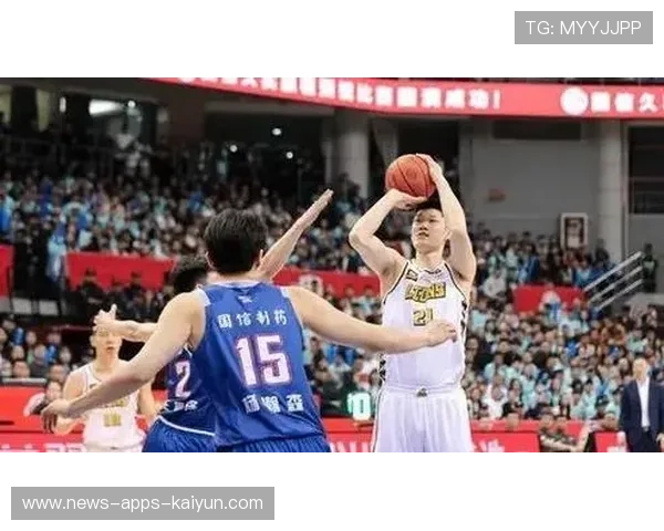 广厦内线抢篮板成功，全场防守稳固