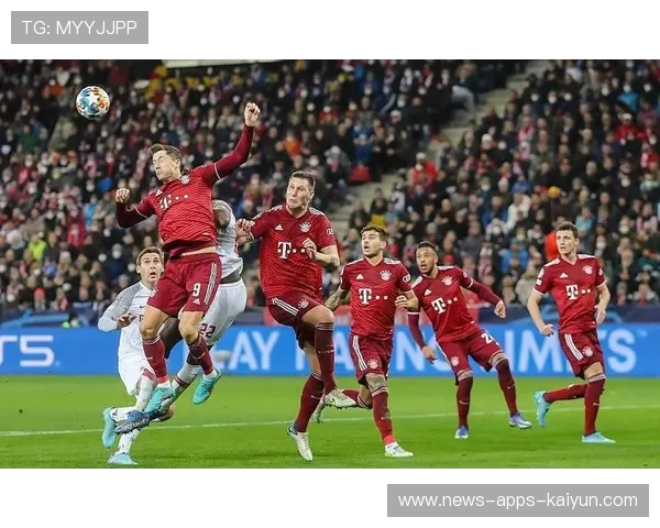 拜仁慕尼黑连续传中形成禁区混战